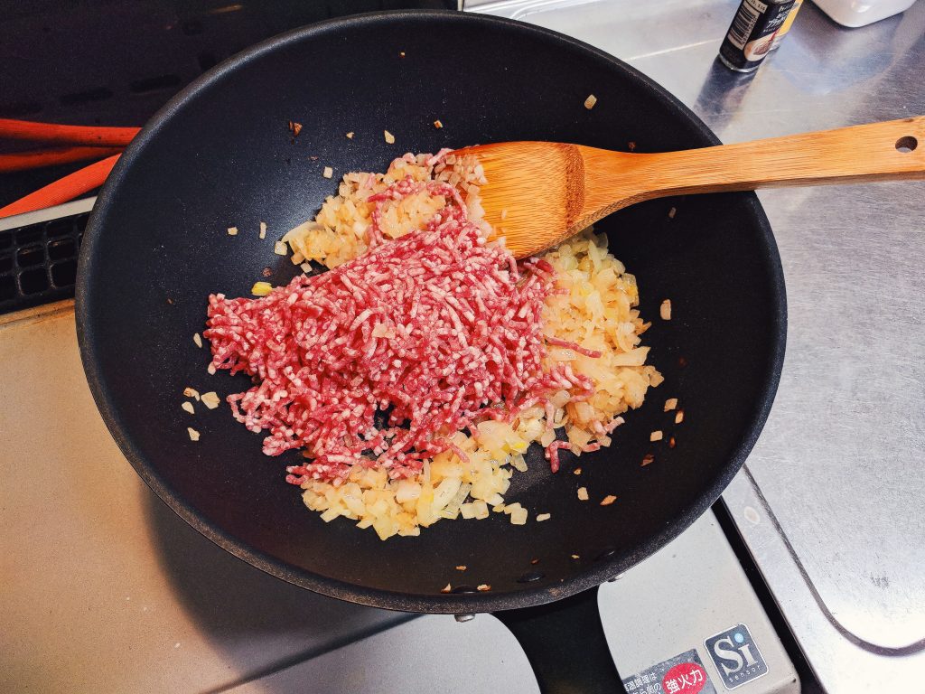 玉ねぎとひき肉を炒める