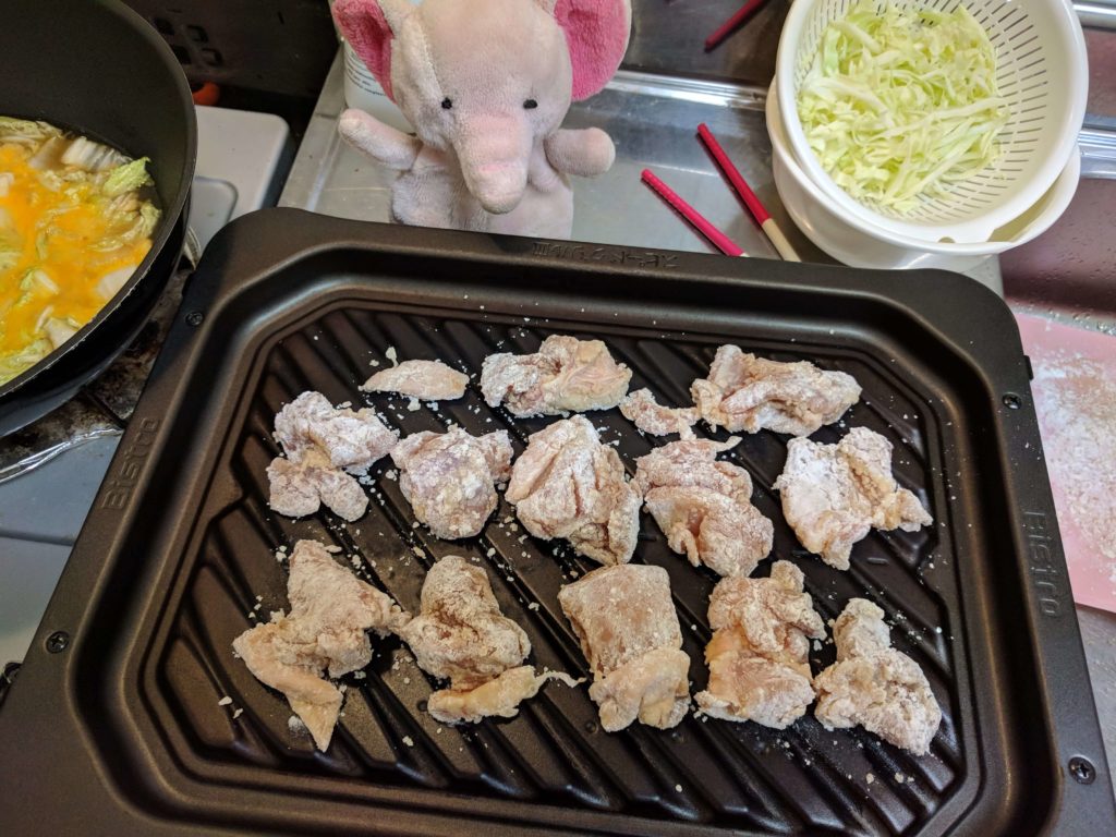 鶏もも肉をグリル皿に並べる