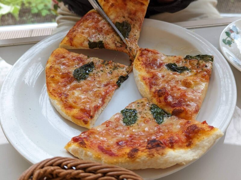 六花亭のマルゲリータピザ