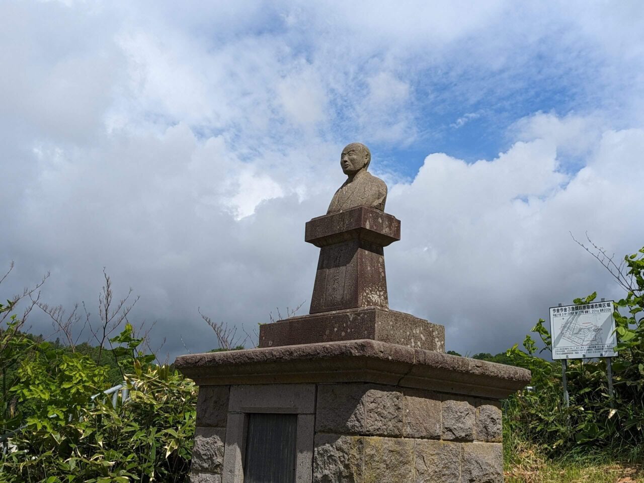 今村藤次郎氏の像